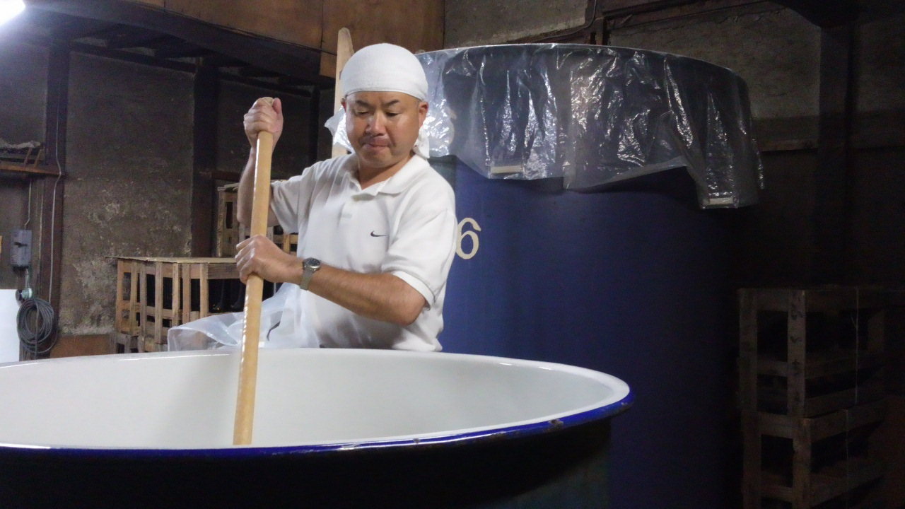 仕込みタンクに櫂を入れる
